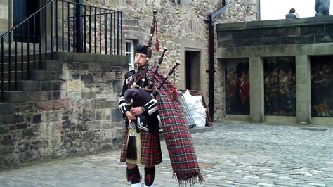 Scottish Bag Piper At Edinburgh Castle Youtube