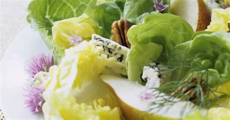 Grüner Salat mit Walnüssen Blauschimmelkäse und Birne Rezept EAT SMARTER