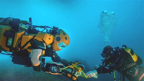 As Se Entrena El Primer Robot Submarino Con Forma Humana