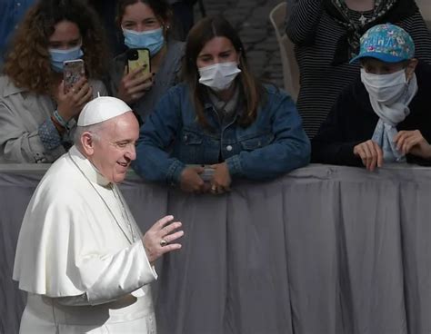 El Papa Feliz Por Volver A Estar Entre Los Fieles Y “no Hablar A Una