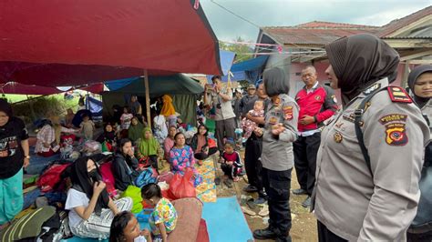 Polwan Polres Bogor Beri Trauma Healing Kepada Korban Gempa Cianjur