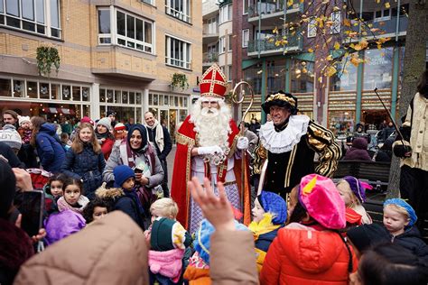 Sinterklaas En De Pieten Komen Met Cadeautjes Naar Oostpoort