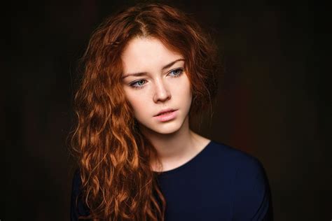 Simple Background Wavy Hair Women Brunette Michael Schnabl Face