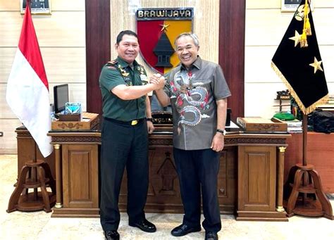 Dr Aqua Dwipayana Silaturahmi Dengan Pangdam V Brawijaya Mayjen TNI