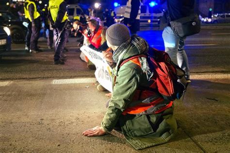 Aktywi Ci Ostatniego Pokolenia Zablokowali Wis Ostrad Kierowcy Nie