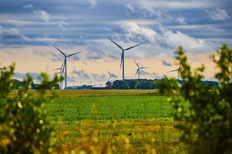 Imagem Do Campo Das Turbinas E Licas Em Um Campo Agr Cola Nuvens