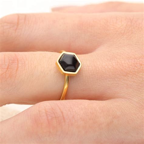 Bague Héxagone ETIKA Réglable en Acier Jaune et Agate Noire AE