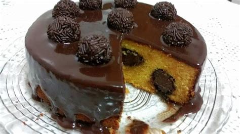 Bolo de Cenoura que já sai do forno Recheado Brigadeiro Receita