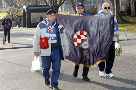 Pogledajte atmosferu ispred stadiona tisuće navijača bez incidenta