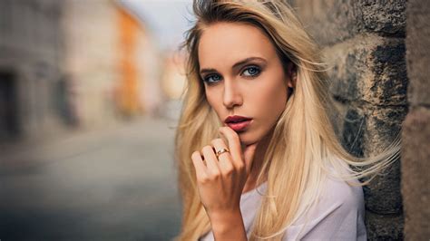 Women Face Blonde Portrait Depth Of Field 2048x1152 Wallpaper