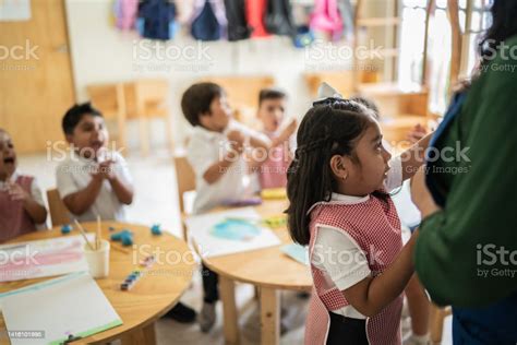 학교 교실에서 여학생이 발표한 것에 박수를 보내는 학생들 4 5세에 대한 스톡 사진 및 기타 이미지 4 5세 6 7 살