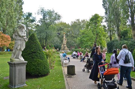 Exploring Amsterdam Zoo - Confused Julia