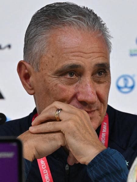 Tite deve repetir time titular da seleção pela primeira vez na Copa