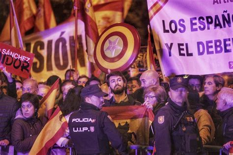 Tres Detenidos Y Cargas Policiales En Una Concentraci N Ante La Sede