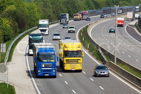 P En Motorvej Lastbiler Og Biler Der Stock Foto Colourbox