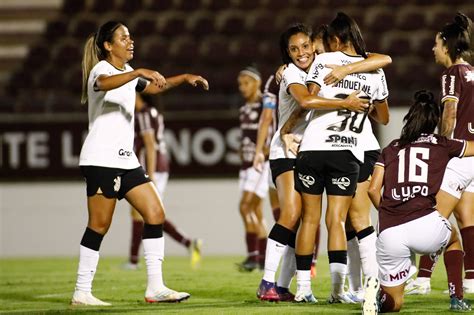 Brasileir O Feminino Corinthians Goleia E Segue Como Nico Jogada