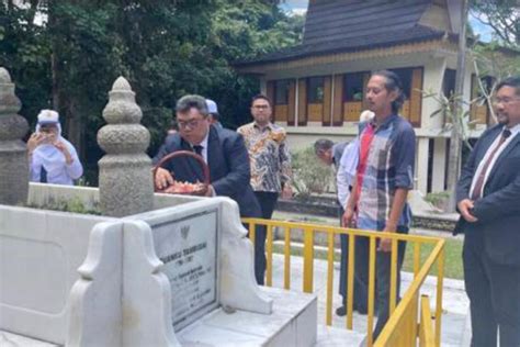 Kjri Johor Bahru Tabur Bunga Di Makam Pahlawan Tuanku Tambusai Di