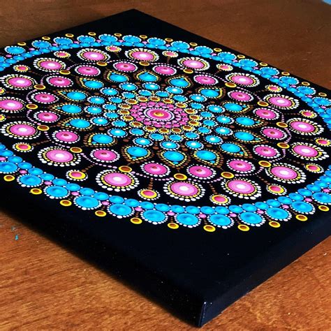 Mandala à pois vibrant sur toile noire étirée 10 x 10 dans Etsy France