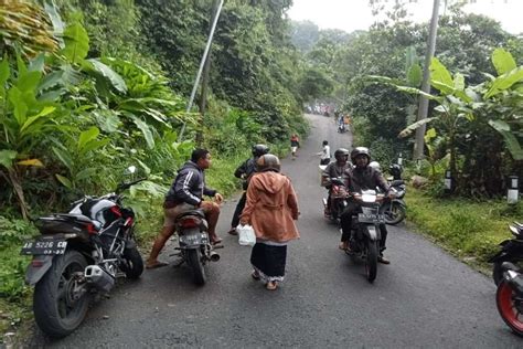 Longsor Belasan Pengendara Motor Jatuh Di Jalur Cinomati