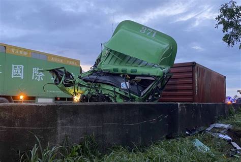 國1新營段貨櫃車、拖板車禍1死2傷 車流紓解中 自由電子報 Line Today