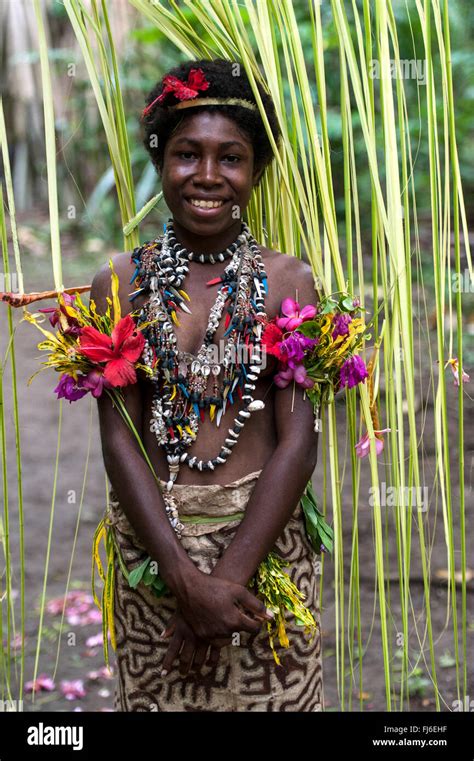 Traditional dress papua new guinea hi-res stock photography and images ...