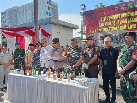 Jelang Lebaran Di Kota Cirebon Ribuan Botol Miras Dan Petasan Dimusnahkan