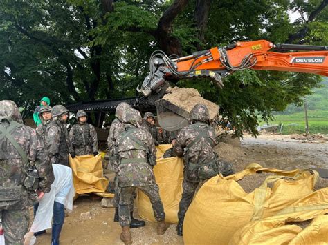 수해피해 복구 대민 지원 나선 50사단 한국경제