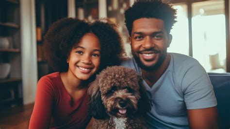 Un Père Une Fille Et Un Chien Heureux Sur Un Fond Flou Du Salon