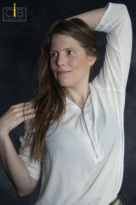 Julia Adams - aktorka, piosenkarka, modelka, aktorka dubbingująca ...