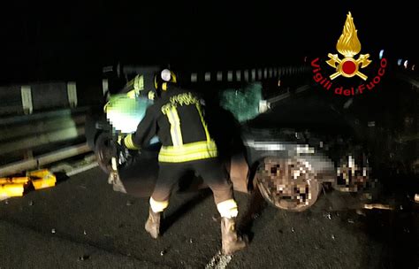 Incidente Sull Autopalio Auto Contromano Sulla Siena Firenze Un Morto