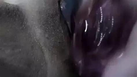 Dulceivanka masturbiert mit einem großen Dildo xHamster