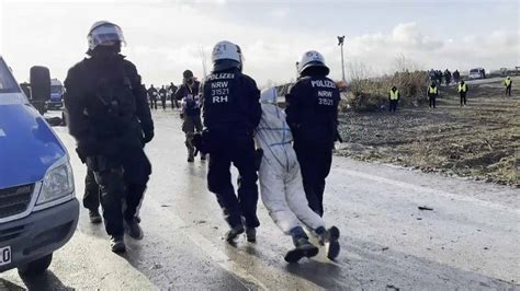 Lützerath la polizia sgombera gli attivisti del clima atteso per