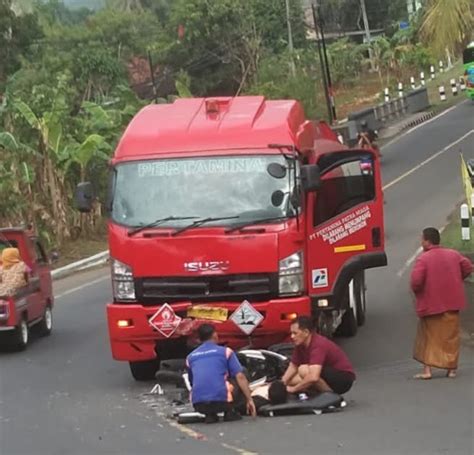 Kecelakaan Kbm Truck Tangki Pertamina Dengan Spm Honda Vario Pengendara