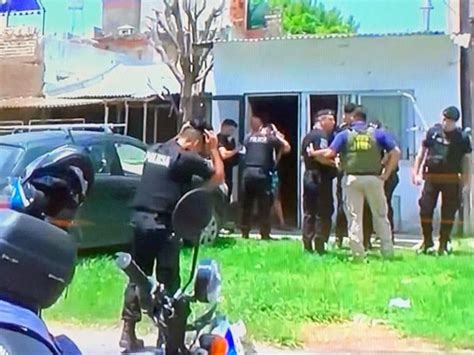 Se Atrincheró Por Una Hora Con Sus Dos Pequeños Hijos En Su Casa De Zona Oeste Fue Detenido