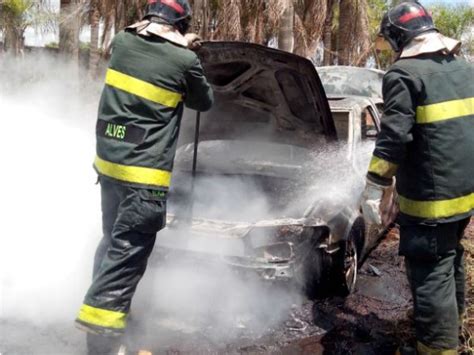 G1 Carro pega fogo após pane na Rodovia Raposo Tavares em Itaí