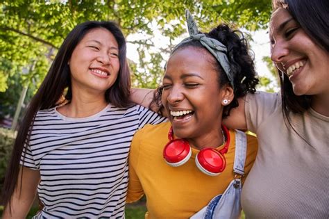 Premium Photo Group Of Three Young Multiracial Female Friends