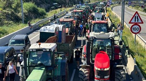 Los agricultores cortan La Jonquera y otras vías con Francia en una