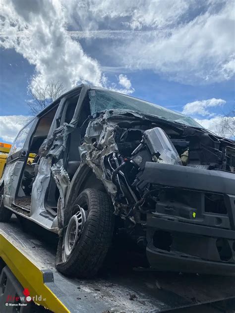 Oö Transporter schlittert auf B 145 in Bad Ischl Lärmschutzwand