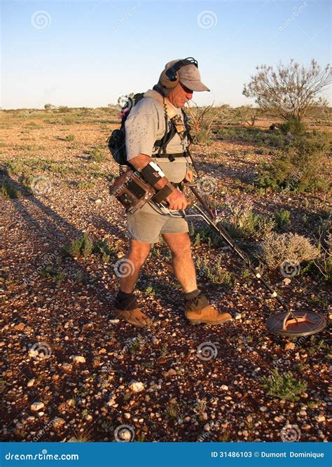 Man Metal Detecting for Gold Editorial Stock Photo - Image of outback, mineral: 31486103