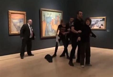 Intentan Pegarse Al Marco De El Grito De Munch