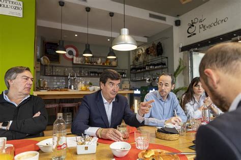 Fotogaler A Desayuno Electoral M Con El Candidato De Cs Al