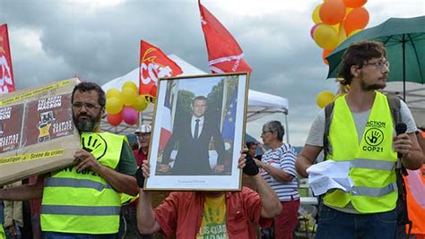 Les gilets jaunes ont exprimé leur colère après lallocution dEmmanuel