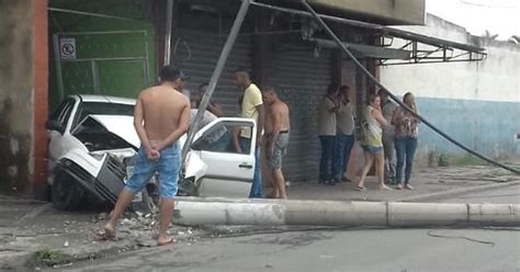 Carro Bate Em Poste E Homem Fica Ferido Em Barra Mansa Sul Do Rio E