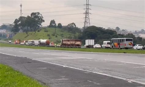 Batida Entre Caminh Es Interdita A Rodovia Dos Bandeirantes Em Jundia