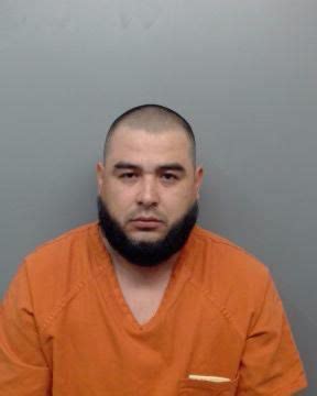 Laredo PD: Man pointed gun at girlfriend