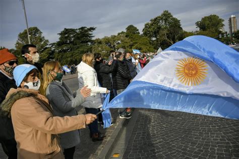 Banderazos de protesta en Rosario y en todo el país en defensa de la