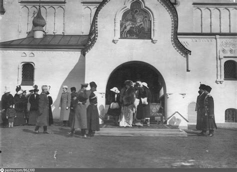 Императрица Александра Федоровна и ее дочери выходят из Федоровского ...