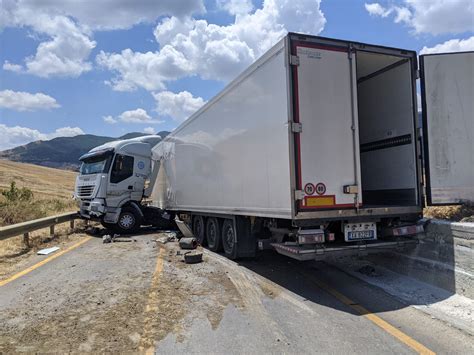 Tir Ribaltato Sulla Palermo Agrigento Strada Chiusa A Mezzojuso