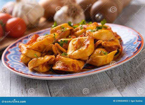 Pasta Tortellini Italiana En Salsa De Tomate Imagen De Archivo Imagen