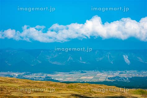 秋のミルクロードから見る阿蘇市街と阿蘇五岳【熊本県】の写真素材 [150794340] イメージマート